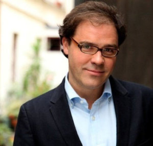 Pascal Chabot est philosophe. Il enseigne à l’Ihecs (Bruxelles). Il est notamment l’auteur des Sept stades de la philosophie (2011), Global burn-out (2013) et L’âge des transitions (2015).